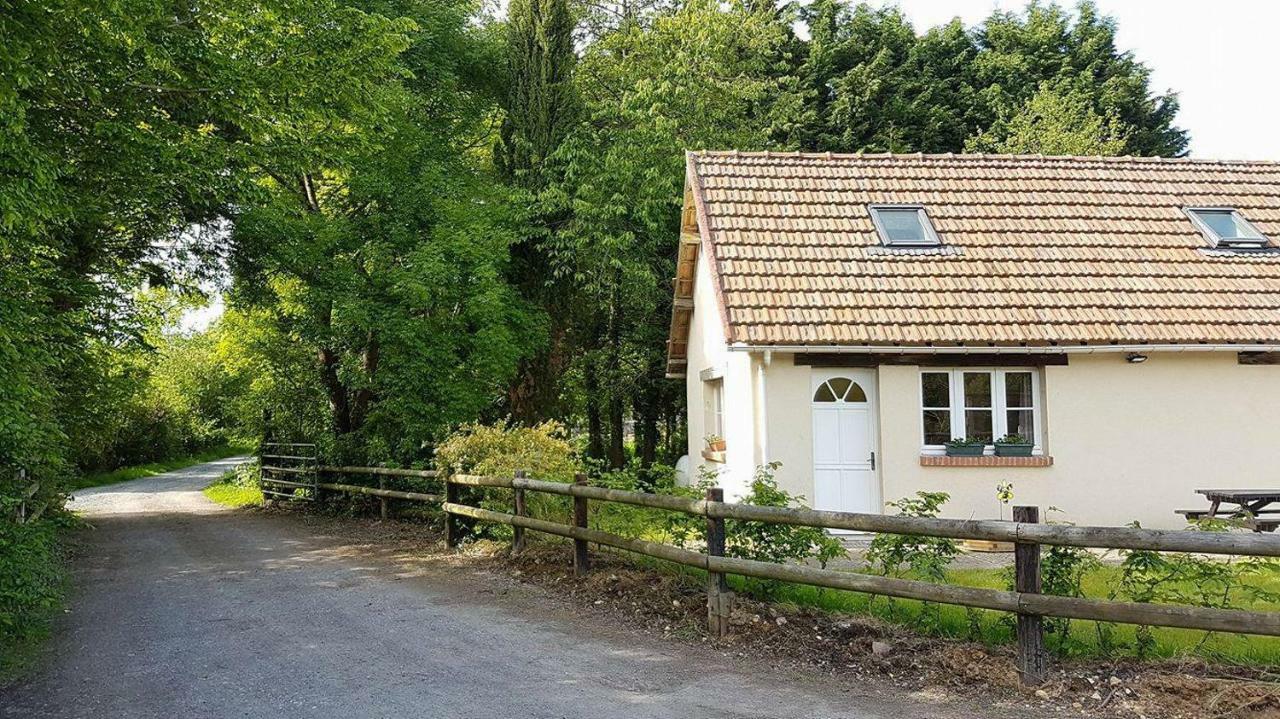 Vacation Home On Rue Du Marais 5 Petiville  ภายนอก รูปภาพ